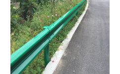 公路鍍鋅兩波防護(hù)欄哪里有專業(yè)的廠家 安平縣爾歐交通設(shè)施工程